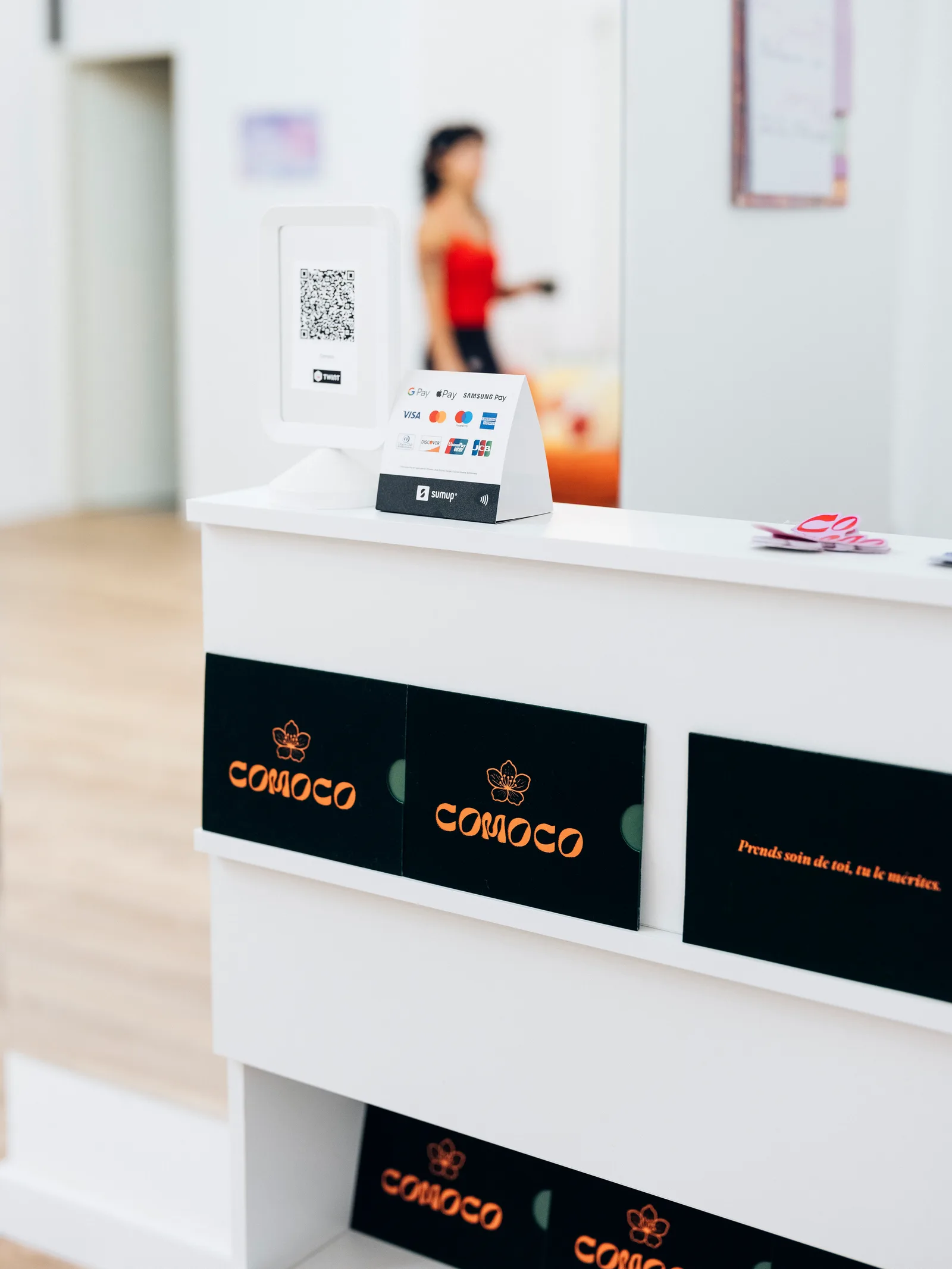 Accueil d'une cliente au studio COMOCO à Genève