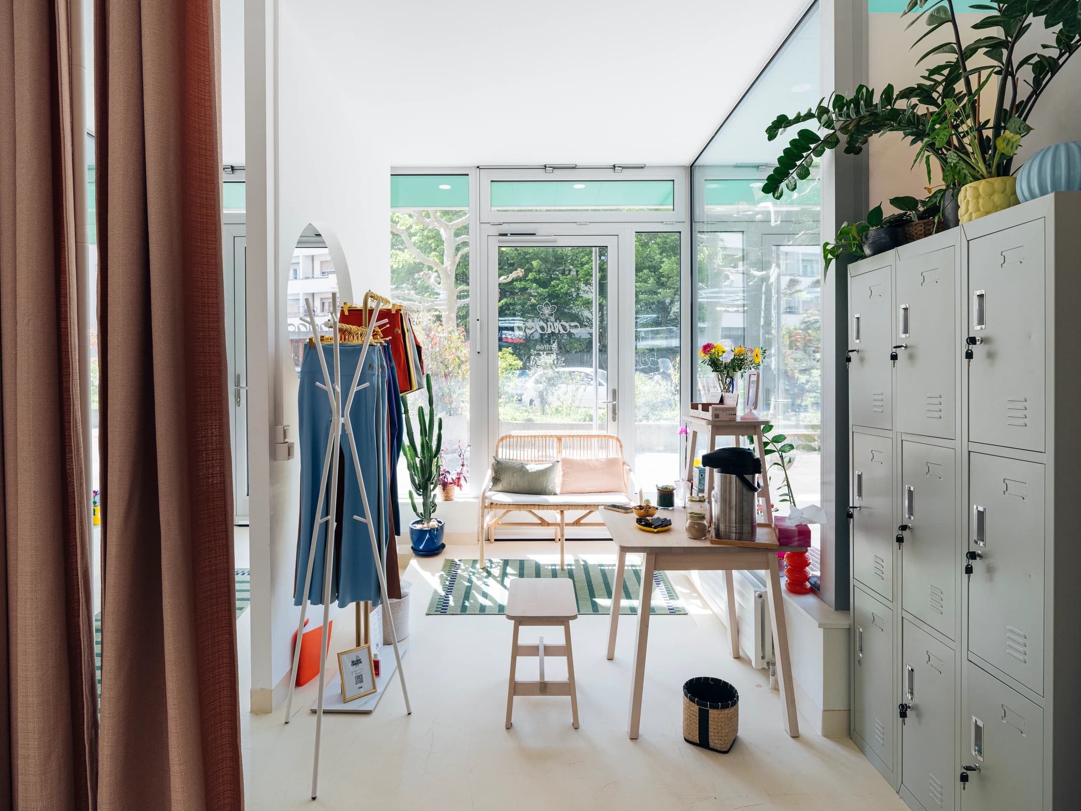 Portant de vêtements dans la boutique du studio COMOCO à Genève