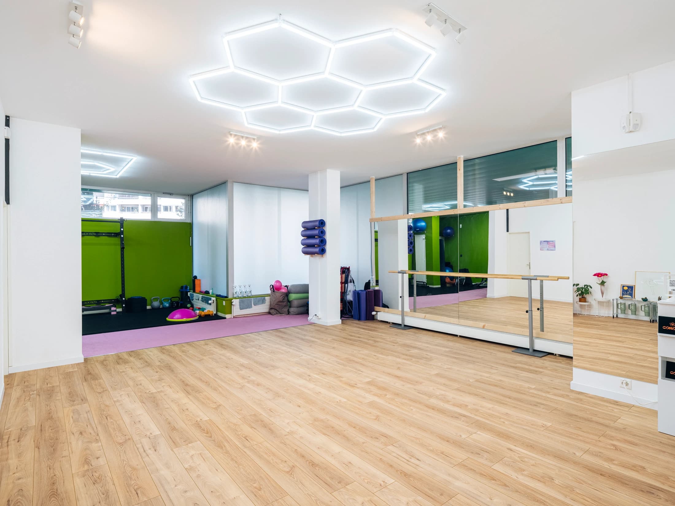 Grande salle de danse du studio COMOCO à Genève, barres et miroirs