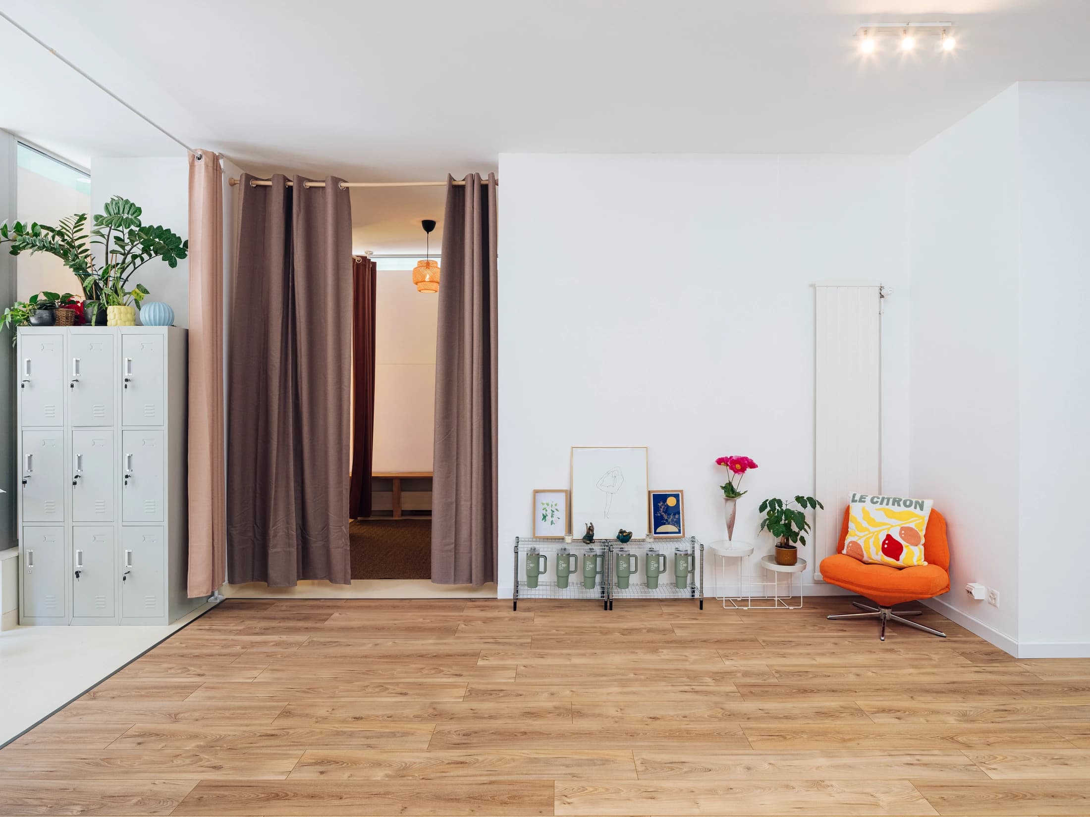 Vestiaire du studio COMOCO à Genève avec casiers fermés